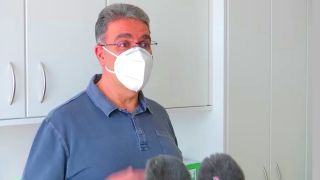 Der Cottbuser Arzt Dr. Gavriil Chosnis in seiner Praxis
