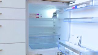Der fast leere Kühlschrank in der Praxis von Dr. Gavriil Chosnis