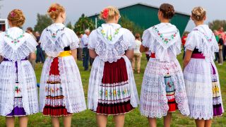 Die Dorfmaedchen tragen traditionelle sorbische (wendische) Festtagstrachten (Foto: dpa/Franke)