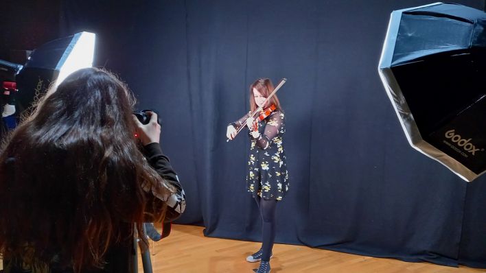 Eine Violinistin beim Fotoshooting (Bild: rbb/Mastow)