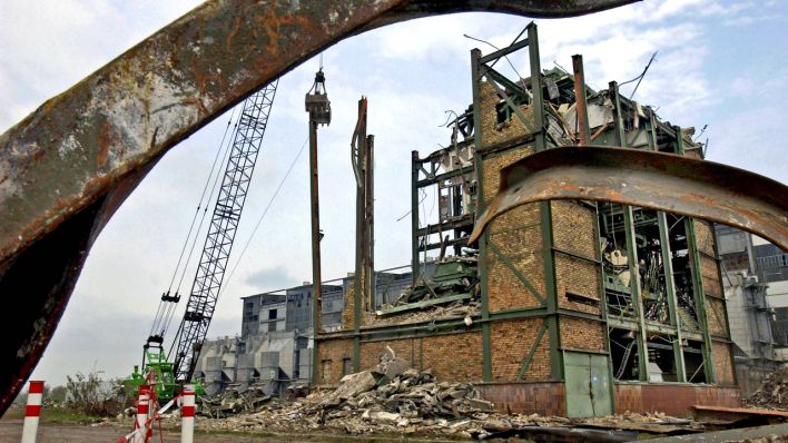 Abriss des Kohlebunkers des Braunkohlekraftwerks in Lübbenau 19.04.2004