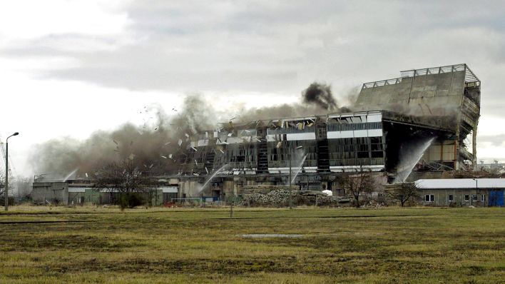 Das Braunkohlekraftwerk Vetschau wird gesprengt.