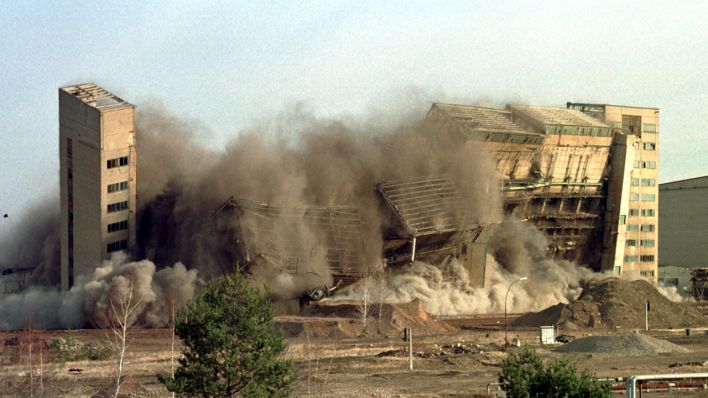 Das Bild vom 25.02.1999 zeigt die Sprengung von Kohlebunker und Maschinenhaus des Werkes 3 im ehemaligen Kraftwerk Lübbenau.