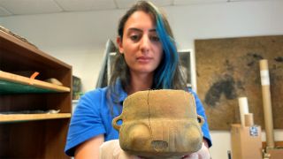Archäologin Liana Jaberassian mit einem gut erhaltenen Gefäß (Foto: rbb/Jahn)