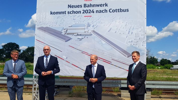 Bahnvorstand Pofalla, Bahnchef Lutz, Ministerpräsident Woidke und Vizekanzler Scholz in Cottbus (Bild: rbb/Wussmann)
