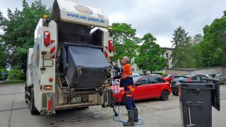 Das Mülltonnenwäsche-Auto wird mit einer dreckigen Mülltonne beladen (Foto: rbb/Schomber)