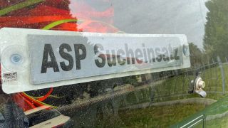 Schild an einem Einsatzauto "ASP Sucheinsatz" Schweinepest (Foto: rbb/Jahn)