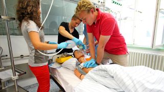 Medizinstudenten üben die Wiederbelebung eines Patienten (Symbolbild: dpa/Woitas)