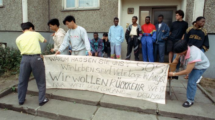 Transparent vor Wohnblockeingang: Asylbewerber können den Haß nicht verstehen, der ihnen entgegengebracht wird. (Archivfoto: dpa/Lehmann)