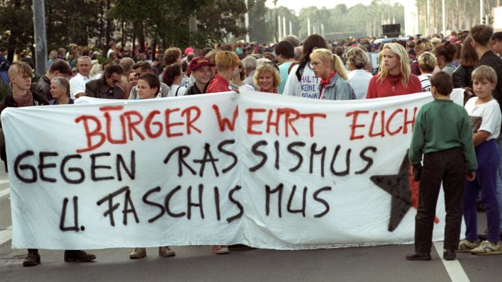 Etwa 500 Jugendliche demonstrierten am 26.09.1992 im sächsischen Hoyerswerda gegen Rechtsradikalismus und Ausländerfeindlichkeit (Archivfoto: dpa/Hiekel)