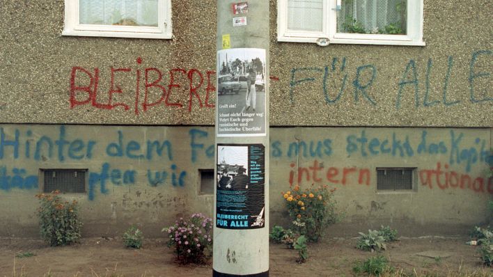 Plakate vor dem Heim in der Thomas-Müntzer-Straße fordern "Bleiberecht für alle" (Archivfoto: dpa/Weisflog)