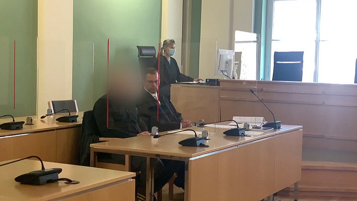 Gerichtssaal am Landgericht Cottbus mit Angeklagtem und Verteidiger