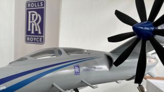 Modell eines mit Rolls Royce-Motoren betriebenen Flugzeuges im neuen Cottbuser Entwicklungsbüro