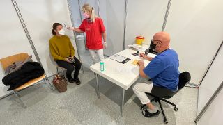Corona-Schutzimpfung im neu eröffneten Impfzentrum Cottbus