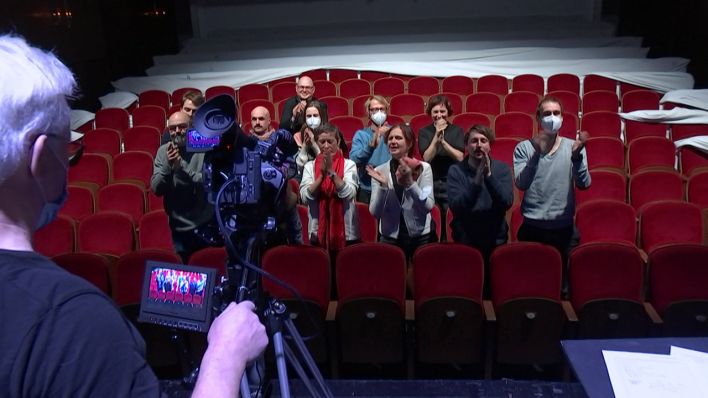 Schauspielkollegen in samtig-roten Sesseln spielen Publikum (Foto: rbb/Lepsch)