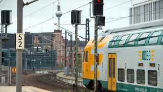 Ein Zug der Odeg verlässt den Hauptbahnhof in Berlin in Richtung Cottbus (Foto: dpa/Stache)