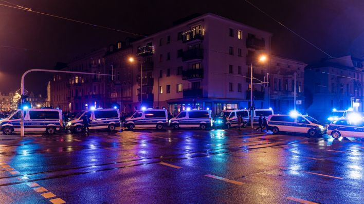 Polizeiautos stehen in der Cottbuser Innenstadt (Foto: dpa/Hammerschmidt)