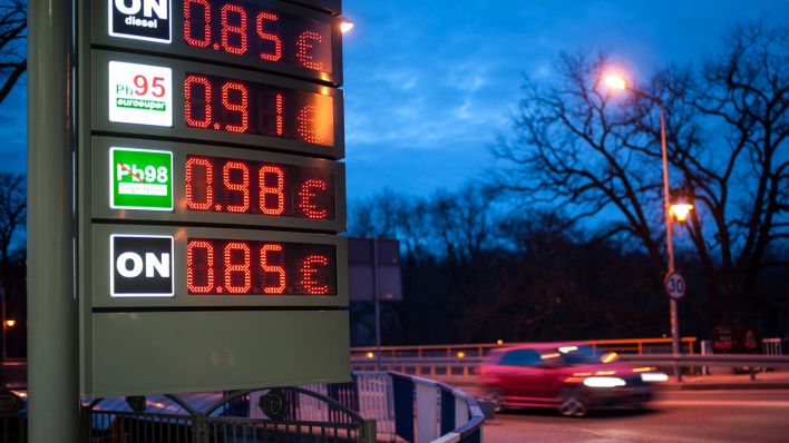 Auf einer Tafel stehen niedrige Benzinreise in Euro in einer polnischen Grenzstadt