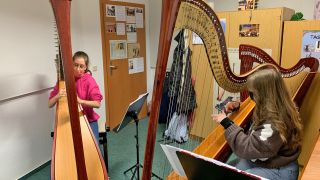Greta Böhm und Larissa Klaus spielen ihre Harfen