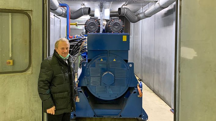 Geschäftsführer der Stadt- und Überlandwerke Luckau-Lübbenau, Christop Kalz, vor einem Stromaggregat
