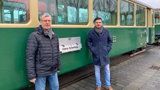Ulrich Thomsch und Denis Kettlitz vor einem Schweizer Alpen-Waggon für die Cottbuser Parkeisenbahn