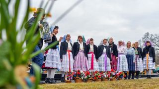 Frauen vom Spreewälder Frauenchor aus Lübben singen in sorbisch-wendischen Festagstrachten im Spreewald (Foto: dpa/Pleul)