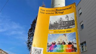 Ein Plakat an einem Mast erinnert an den Bombenangriff 1945 (Foto: rbb/Jahn)