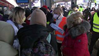 Nathalie Schuder hilft Ukrainern auf dem Cottbuser Hauptbahnhof