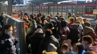 Menschenmassen von geflüchteten Ukrainern stehen auf dem Bahngleis 10 am Cottbuser Hauptbahnhof