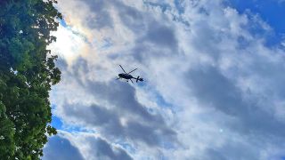 Hubschrauber "Adebar" der Landespolizei Brandenburg bei Erkundungsflug über Waldbrand in der Lieberoser Heide