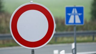 An einer Autobahnauffahrt wird mit einem Schild auf eine Sperrung hingewiesen (Symbolfoto: dpa/Wüstneck)