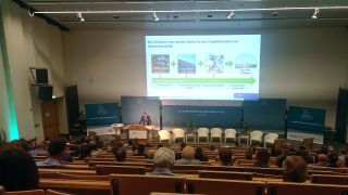 In einem Hörsaale der Brandenburgischen Technischen Universität Cottbus-Senftenberg beraten Wissenschaftler und Unternehmen über den Umstieg von fossilen auf erneuerbare Energieträger