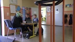 Wegen Platzmangels müssen Schüler der Geschwister-Scholl-Schule in Ruhland auf dem Flur lernen.