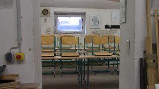 Im Keller der Geschwister-Scholl-Schule sind die Stühle hochgestellt worden. Er ist feucht.