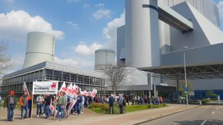 Leag-Mitarbeiter streiken mit mit Bannern vor dem Kraftwerk Schwarze Pumpe (Foto: rbb/Wussmann)