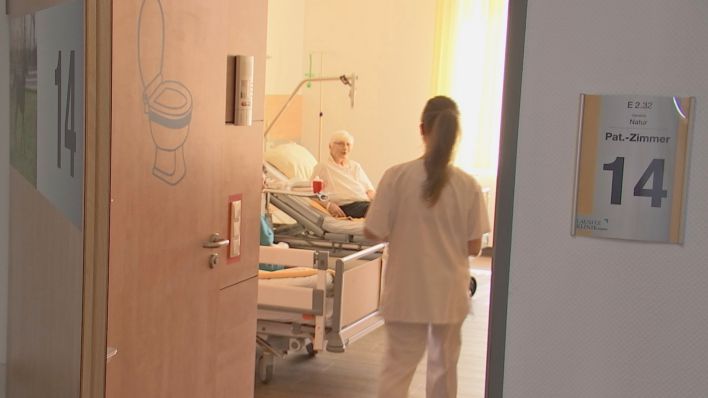 Pflegerin der Lausitzklinik in einem Krankenzimmer (Bild: rbb)