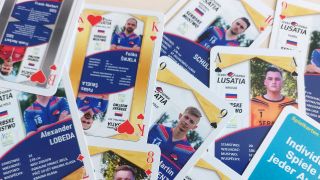 Die Spieler der Sorbischen Mannschaft auf Spielkarten (Bild: rbb/Schomber)