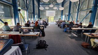 Wasserkonferenz der Grünen in Cottbus in einem gläsernen Sitzungssaal