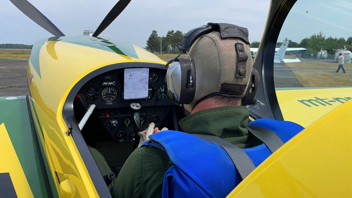 Ein Pilot in seinem Flugzeug (Bild: rbb/Jahn)