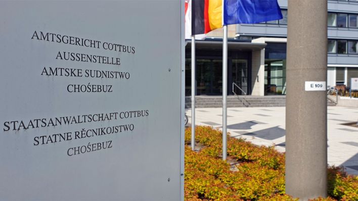Ein Schild vor einem Gebäude weist auf die Staatsanwaltschaft Cottbus hin (Foto: rbb/Krüger)