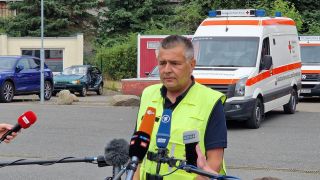 Kreisbrandmeister Steffen Ludewig bei Pressekonferenz am 27.07.2022 zum Großbrand bei Falkenberg