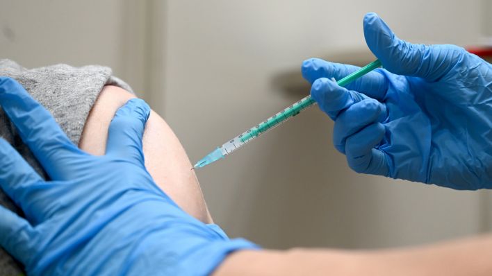 Eine Corona-Schutzimpfung (Bild: dpa)