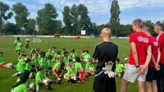 Besprechung beim Fußballcamp Spremberg, die Kinder sitzen auf dem Rasen (Foto: rbb/Lepsch)