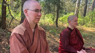 Shifu Simplicity (links) und Ayya Vimalanyani sind buddhistische Nonnen die am Deulowitzer See (Spree-Neiße) das Kloster Wassermond gegründet haben