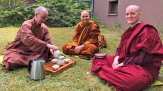 Buddhistische Nonnen am Deulowitzewr See (Spree-Neiße): Links Shifu Simplicity Mitte Ayya Silavaddhani (ist nur zu Gast) Rechts Ayya Vimalanyani