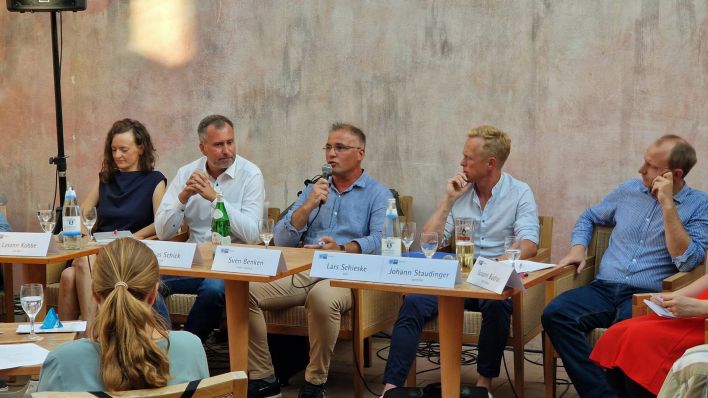 Fünf der sieben Kandidaten sitzen an einem Tisch und stellen sich den Fragen von IHK und HWK (Foto: rbb/Schiller)