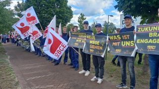 Demonstration im Industriepark Schwarze Pumpe am Rande des Treffens von Bundeskanzler Olaf Scholz mit ostdeutschen Ministerpräsidenten der Kohle-Länder