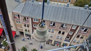 Eine Glocke der Oberkirche Cottbus wird heruntergelassen (Foto: rbb/Schiller)