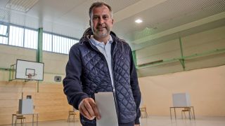 SPD-Kandidat Tobias Schick gibt seine Stimme für die Oberbürgermeisterwahl in Cottbus ab (Foto: dpa/Zinken)