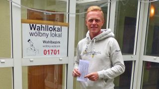 Lars Schieske, AfD Kandidat, gibt im Stadtteil Kiekebusch in Cottbus seine Stimme zu Oberbürgermeisterwahl ab (Foto: dpa/Nauschütz)